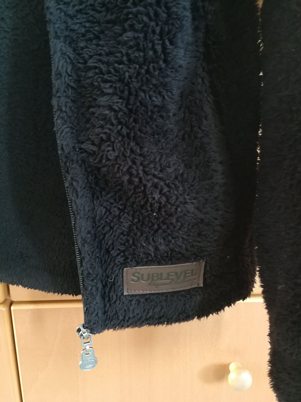 schwarze Fleecejacke mit Kunstfellkragen