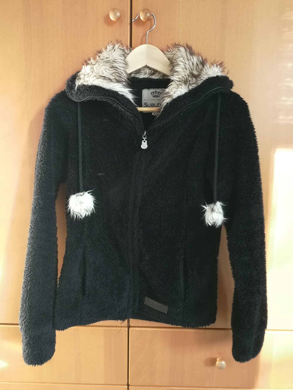 schwarze Fleecejacke mit Kunstfellkragen