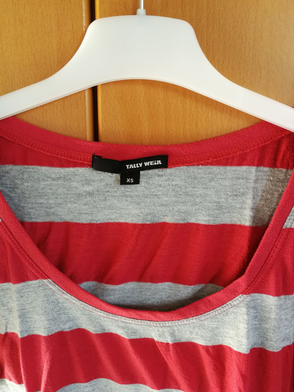 rot-grau gestreiftes T-Shirt