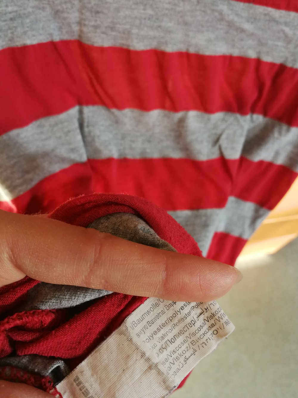 rot-grau gestreiftes T-Shirt
