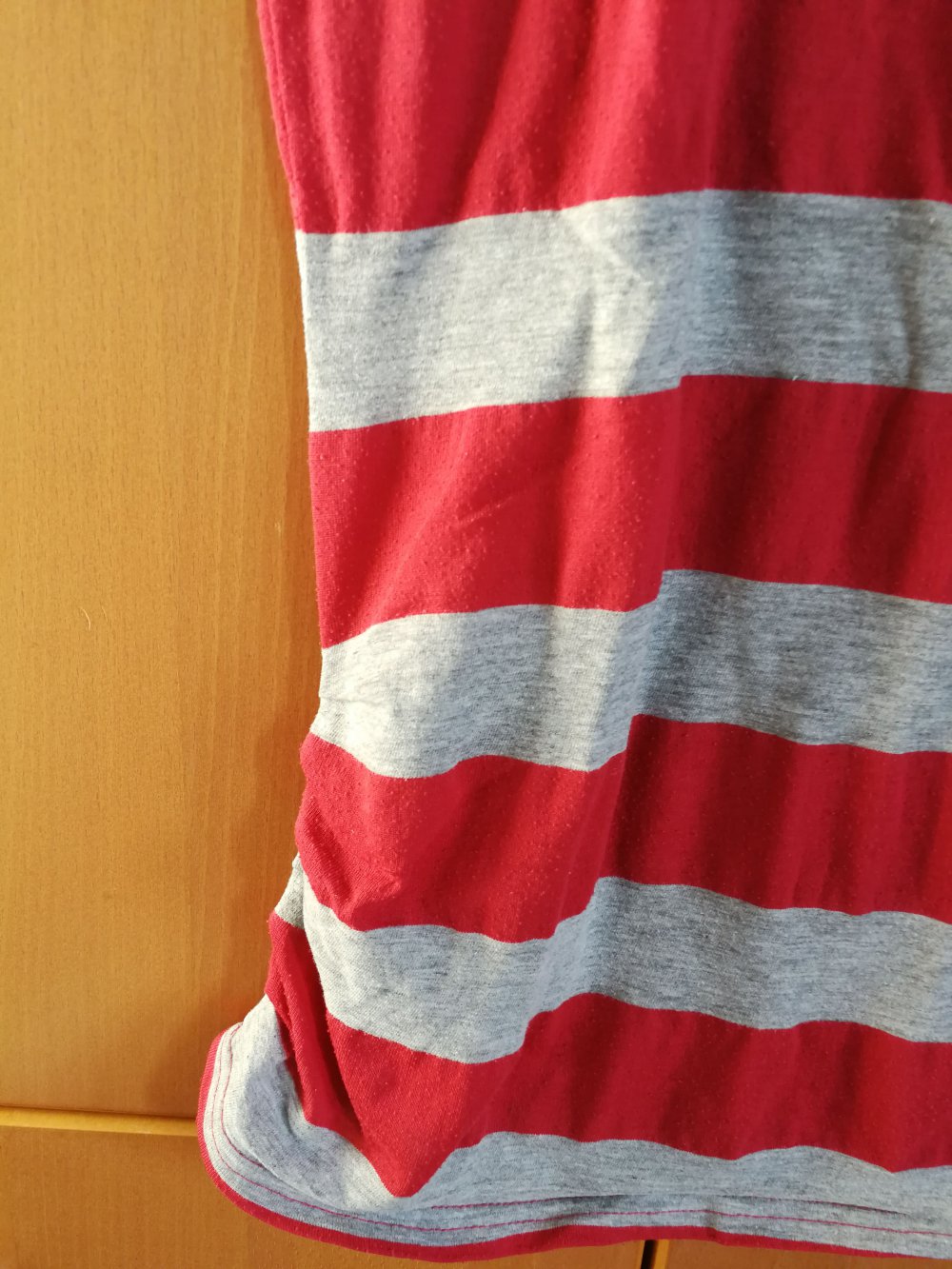 rot-grau gestreiftes T-Shirt