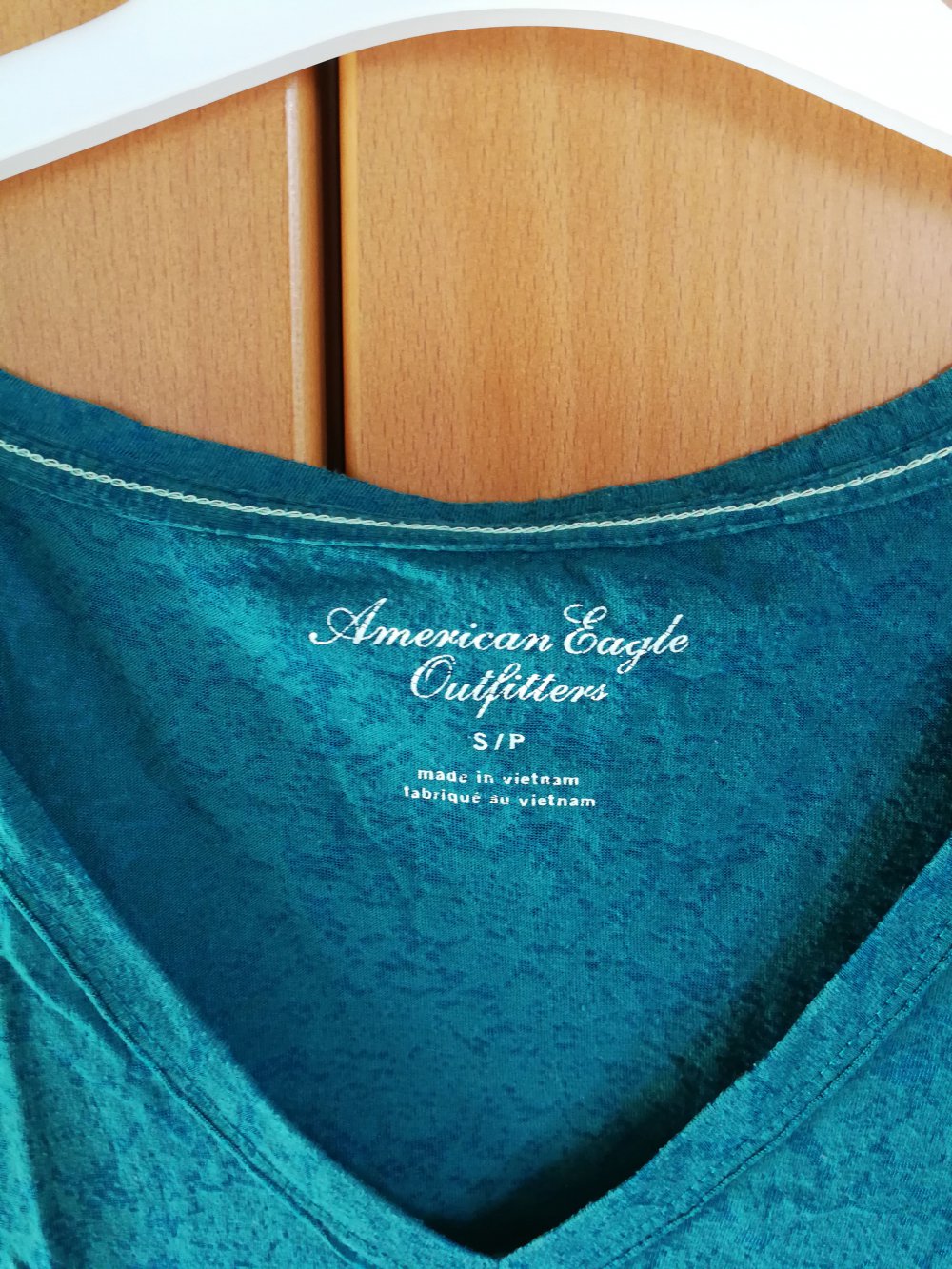 türkis-grünes T-Shirt