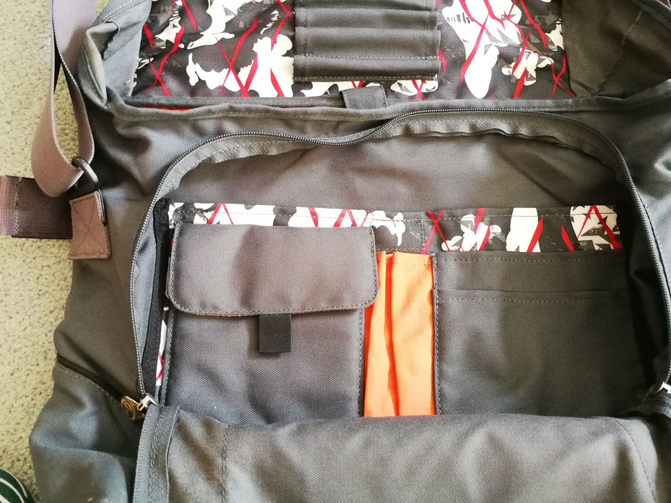graue Umhängetasche von Vaude mit Laptop-Innenfach