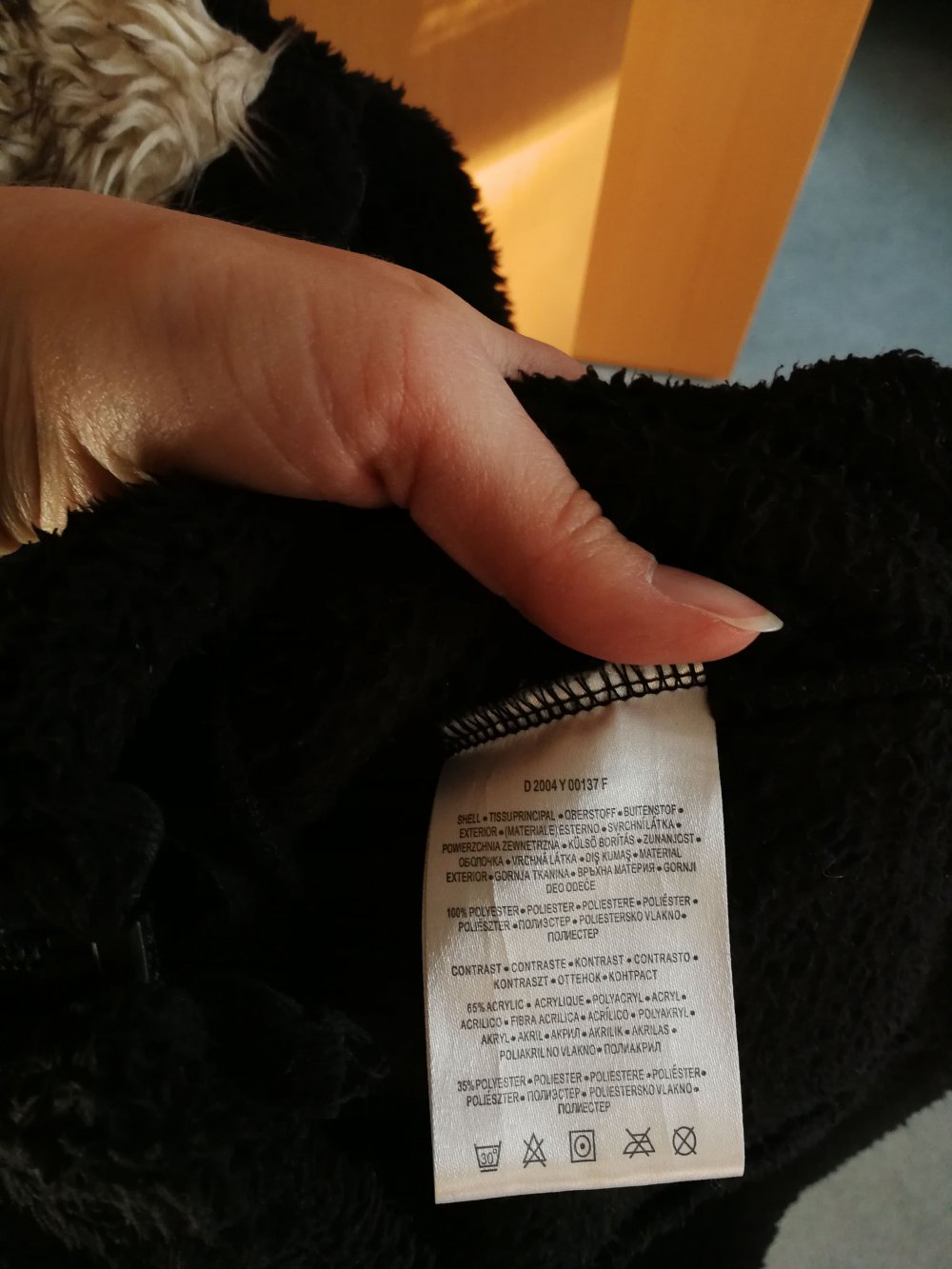 schwarze Fleecejacke mit Kunstfellkragen
