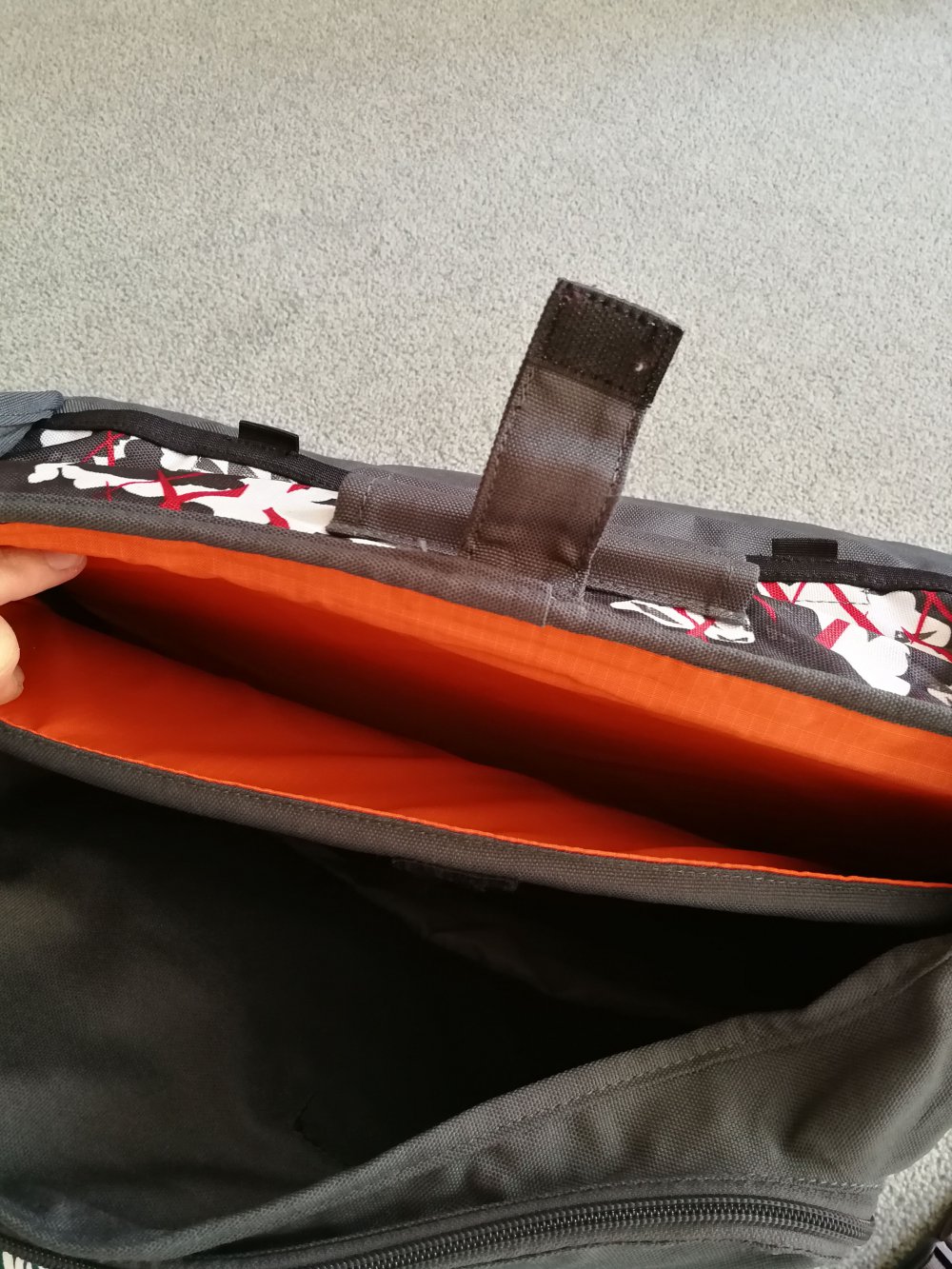 graue Umhängetasche von Vaude mit Laptop-Innenfach