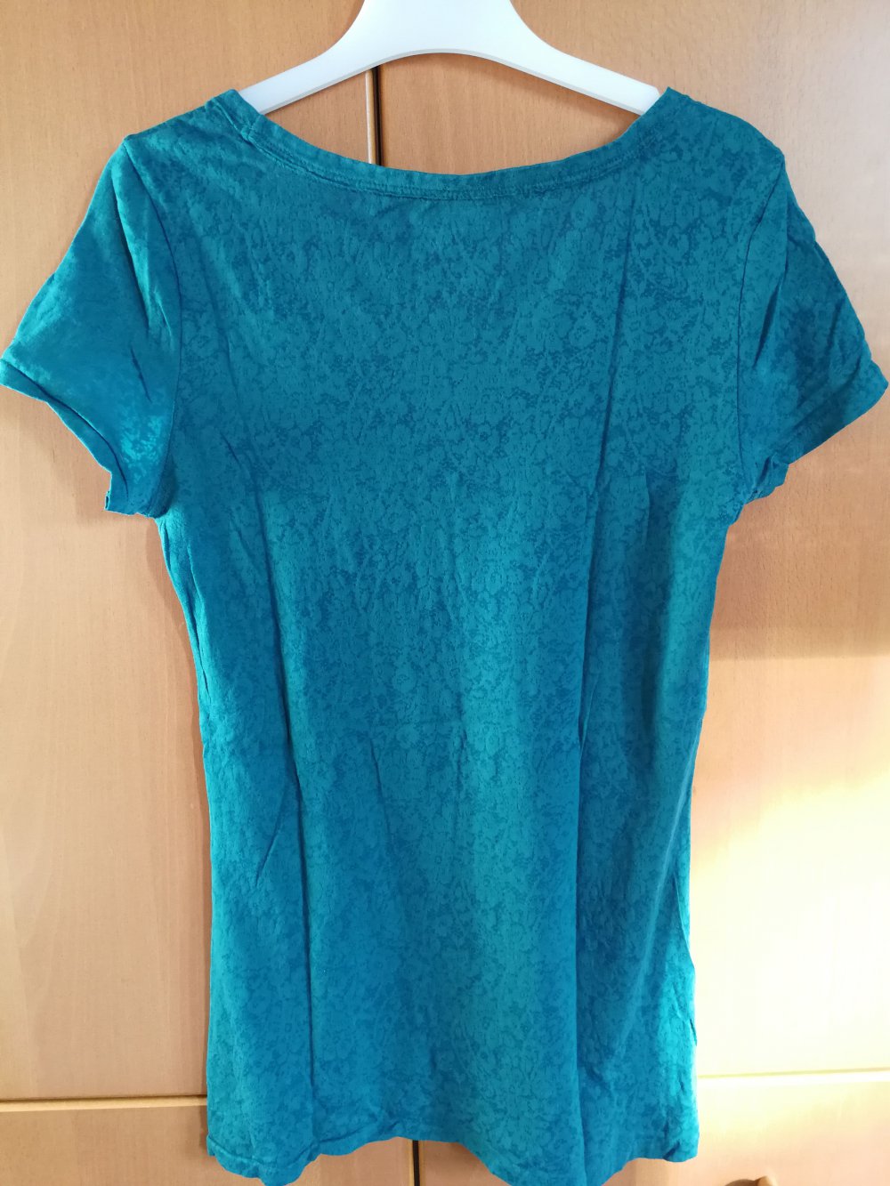 türkis-grünes T-Shirt