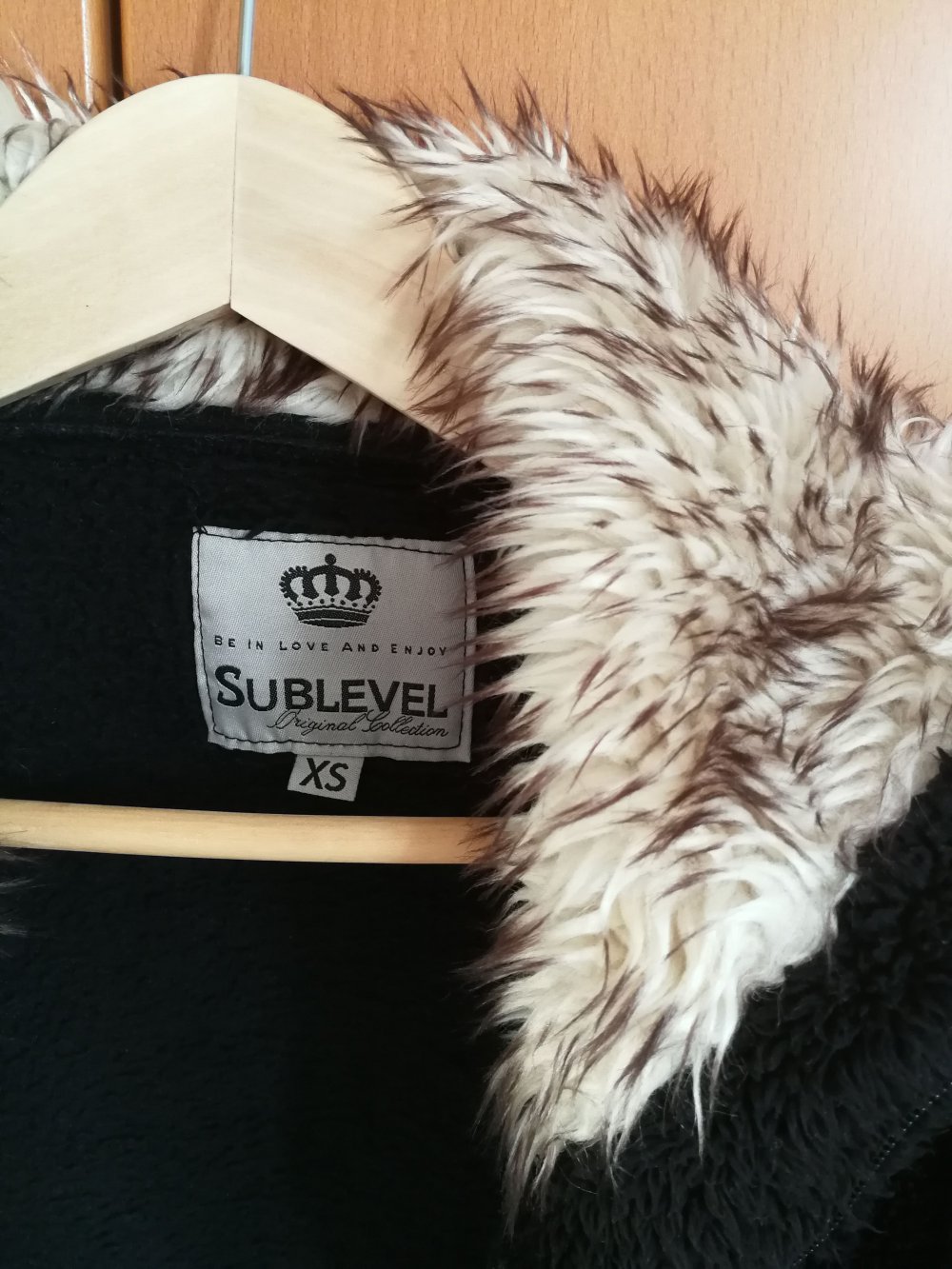 schwarze Fleecejacke mit Kunstfellkragen