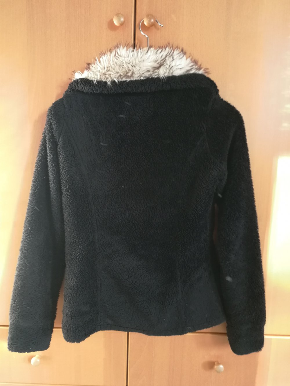 schwarze Fleecejacke mit Kunstfellkragen