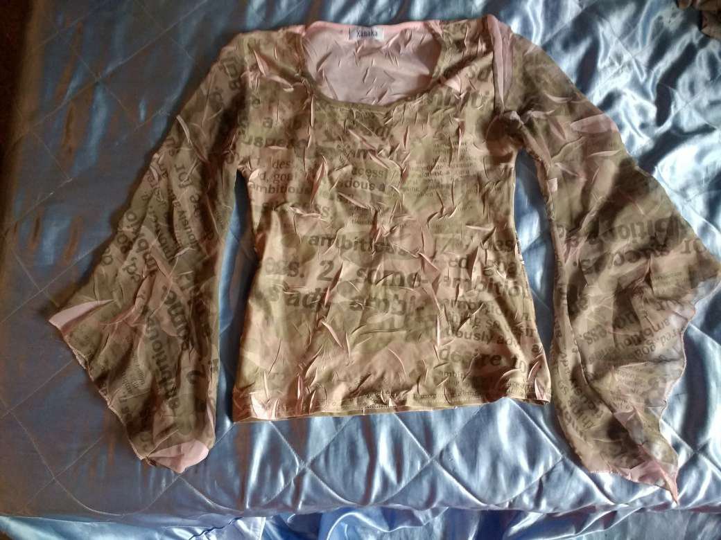 nüdliches oliv grünes Oberteil mit flügelärmeln