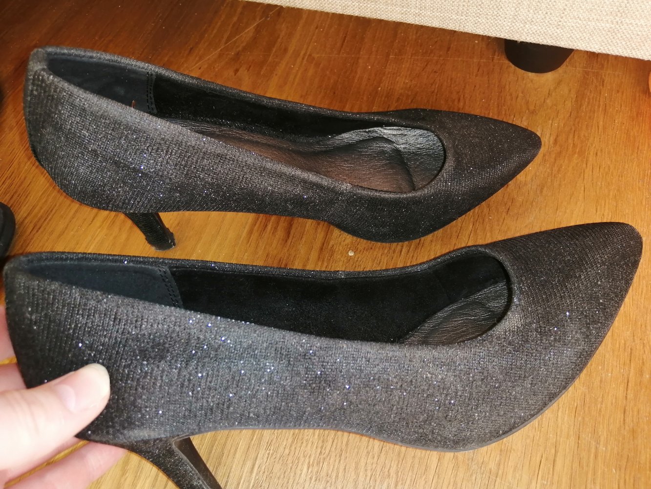 Hohe Schuhe mit Glitzer 