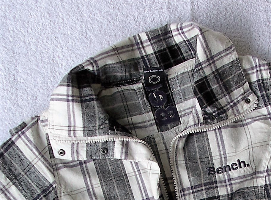 Kurzärmlige Bluse T-Shirt von Bench schwarz weiß kariert, tailliert mit Gürtel und Reißverschluss, Gr. XS