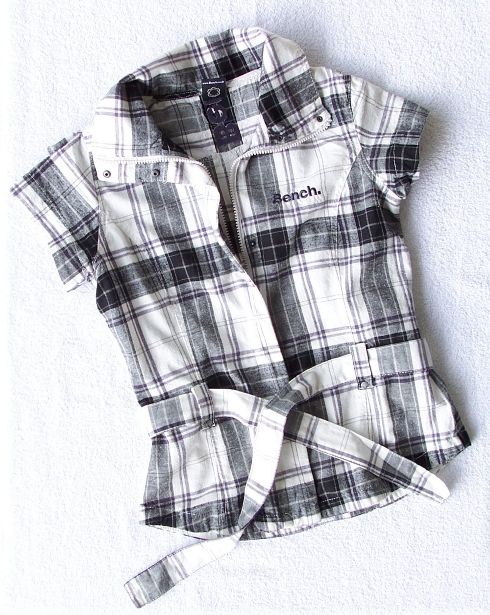 Kurzärmlige Bluse T-Shirt von Bench schwarz weiß kariert, tailliert mit Gürtel und Reißverschluss, Gr. XS