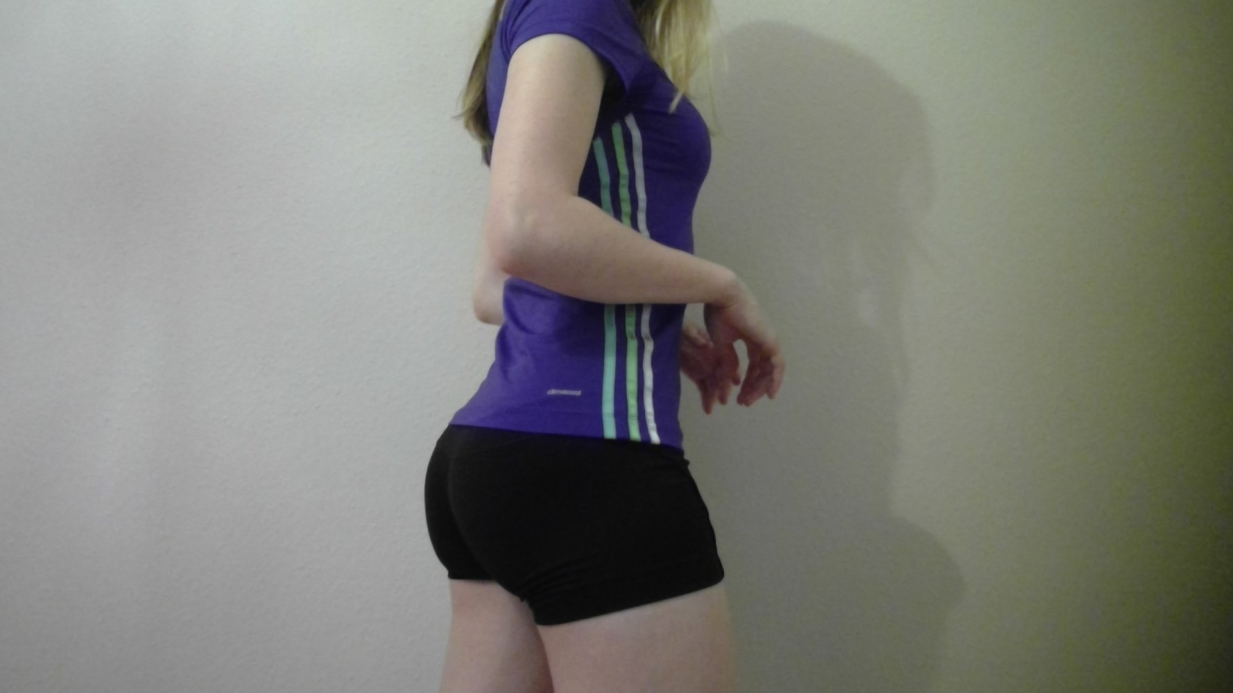 Adidas Sportshirt Funktionsshirt in dunkel lila, kühlend, atmungsaktiv, Gr. 32, 34, 36