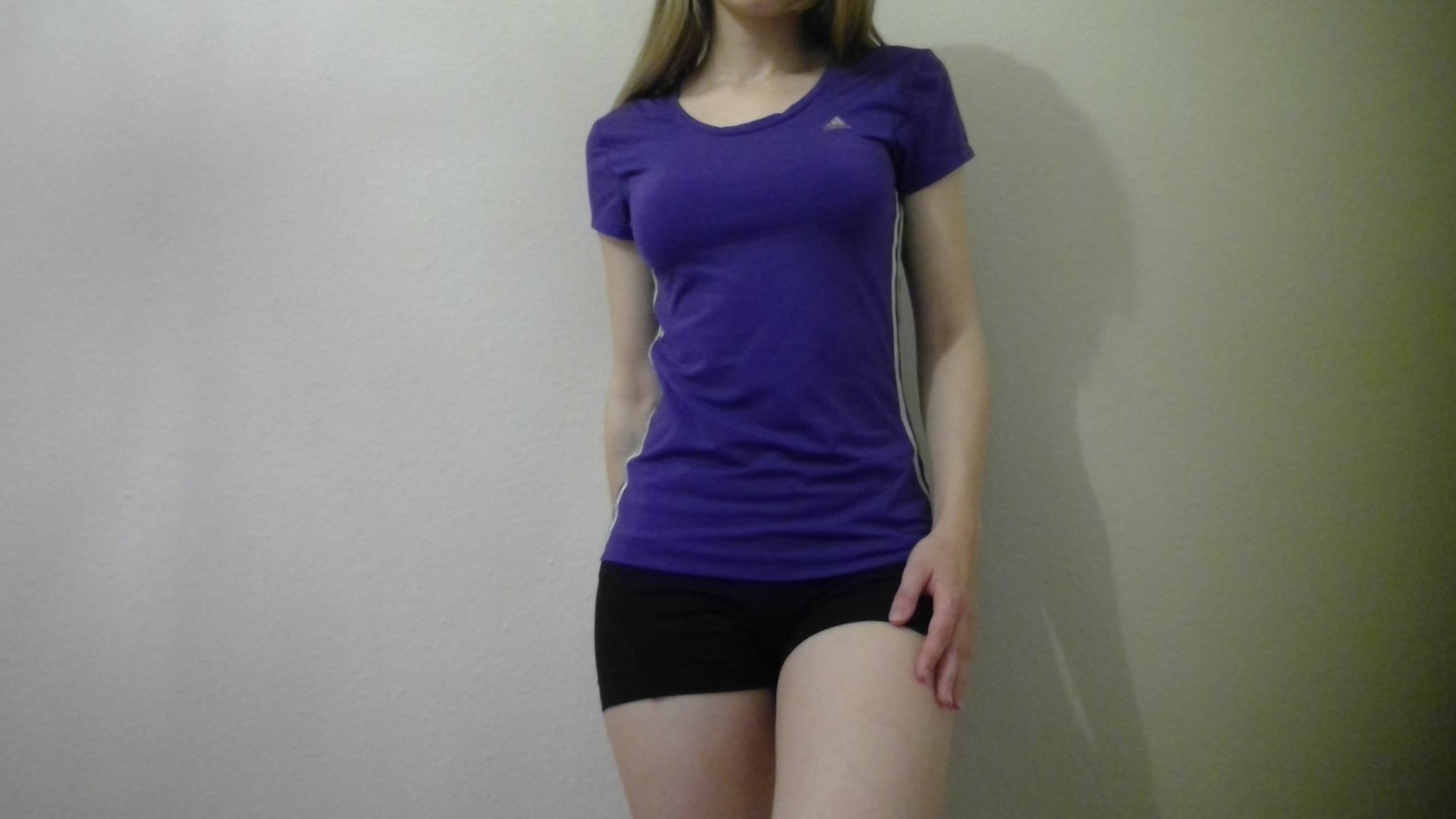 Adidas Sportshirt Funktionsshirt in dunkel lila, kühlend, atmungsaktiv, Gr. 32, 34, 36