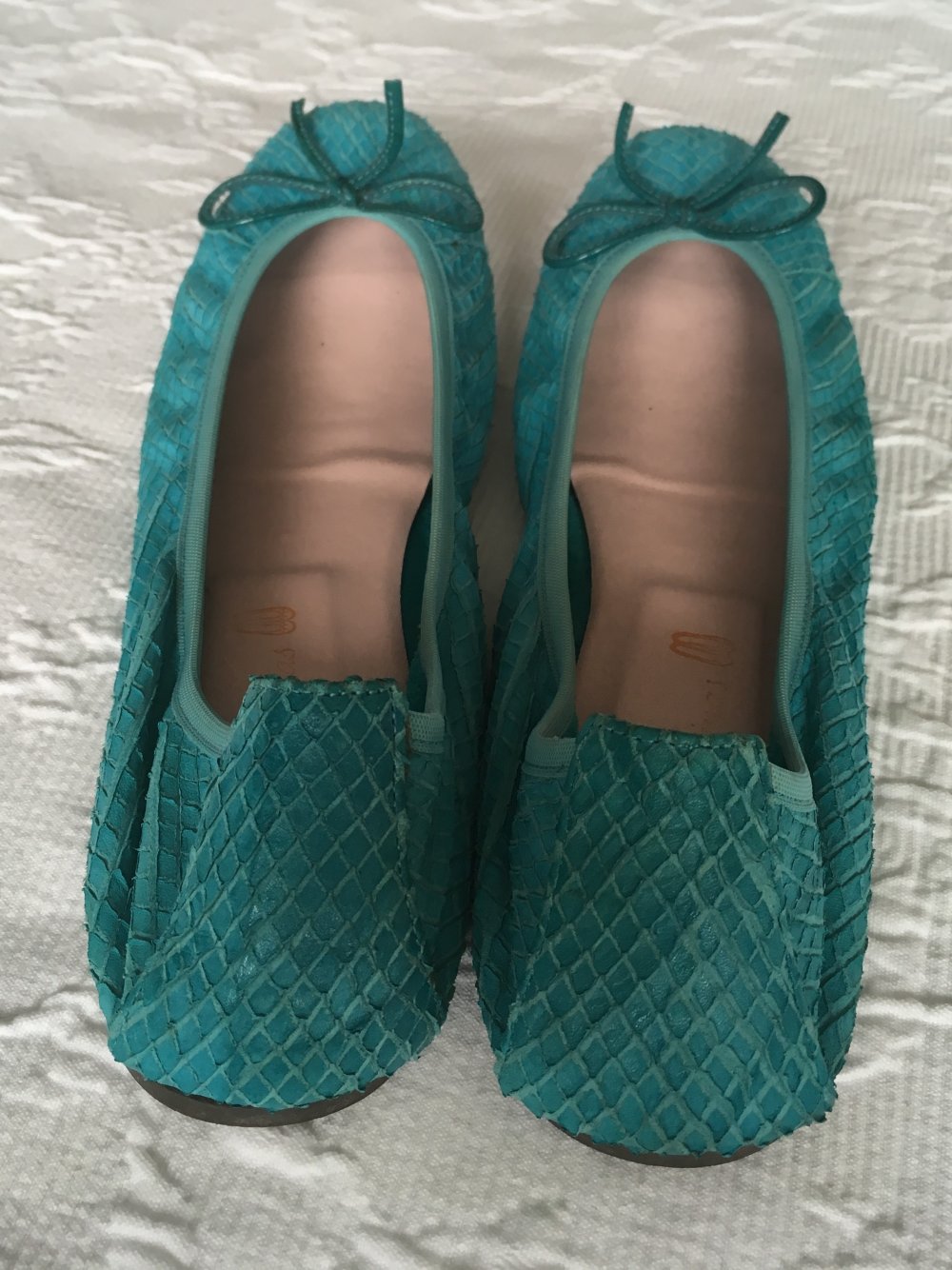 Sommer Frühling Peppige Pretty Ballerinas Schläppchen in türkis/blau Schuppenmuster mit Schleife und Gummizug, Gr. 38