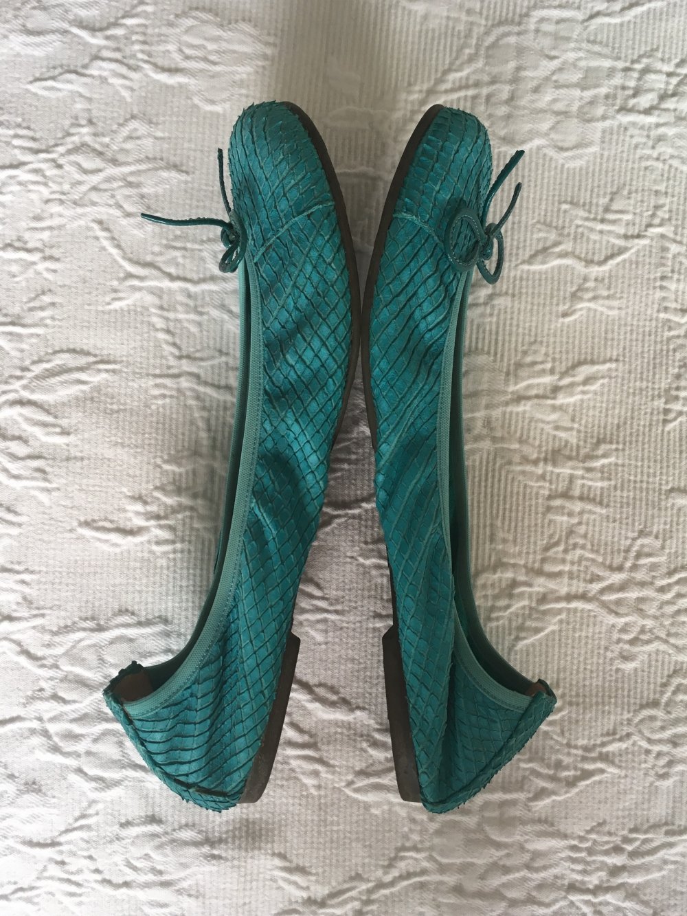 Sommer Frühling Peppige Pretty Ballerinas Schläppchen in türkis/blau Schuppenmuster mit Schleife und Gummizug, Gr. 38