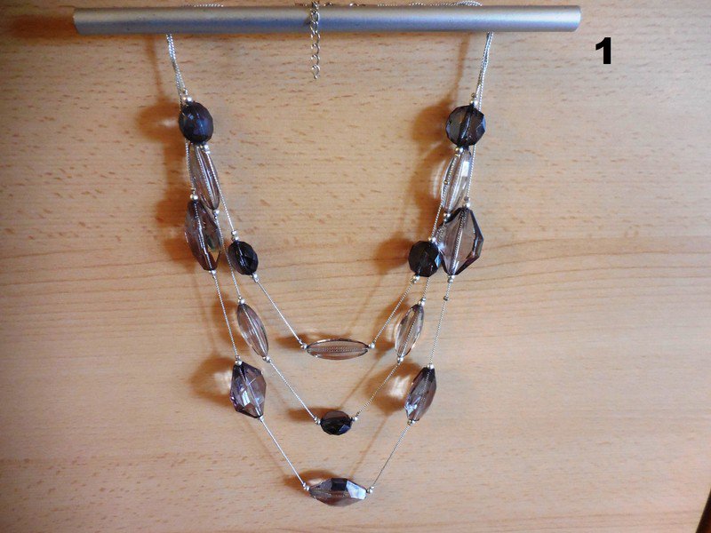 Attraktive Damen Halskette mit dekorativen Steinen