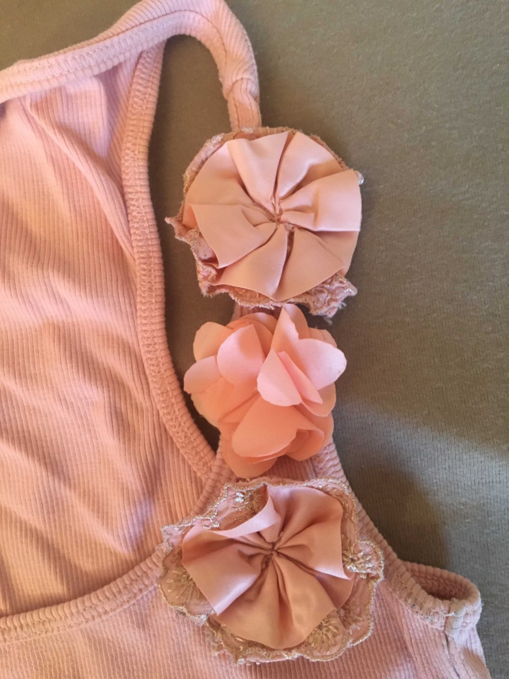 hellrosa Tanktop mit Blumenapplikation