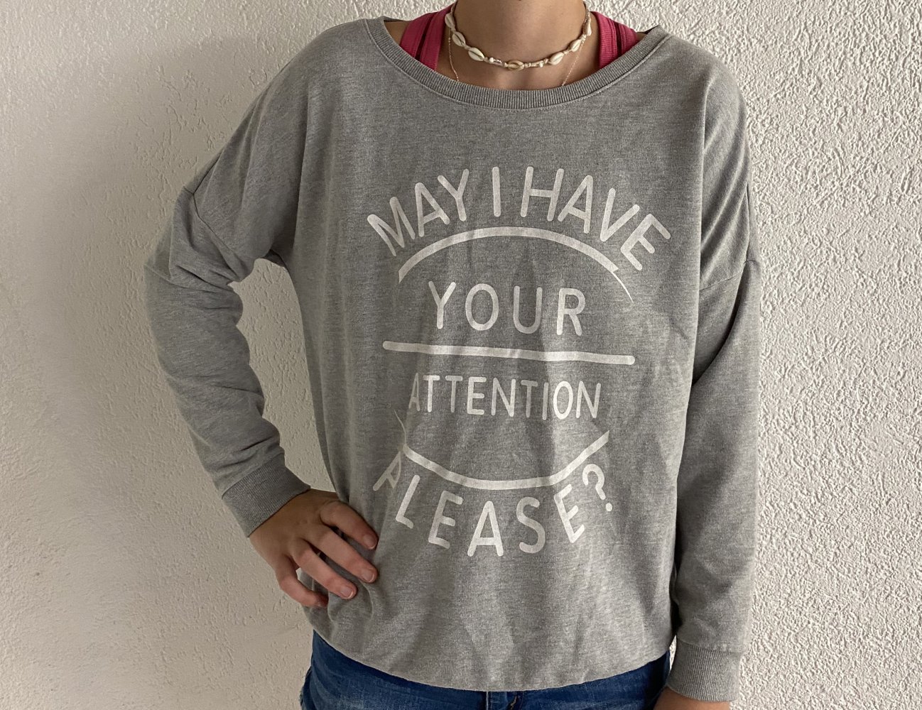 Grauer Sweater
