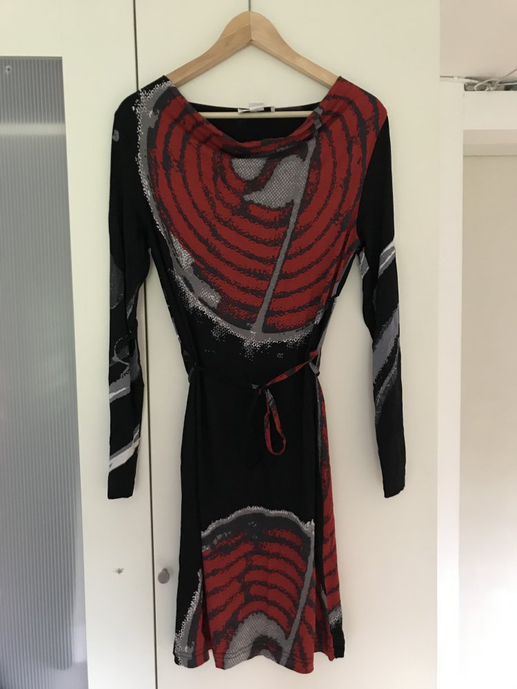 Schwarz rotes Midikleid mit Taillengürtel