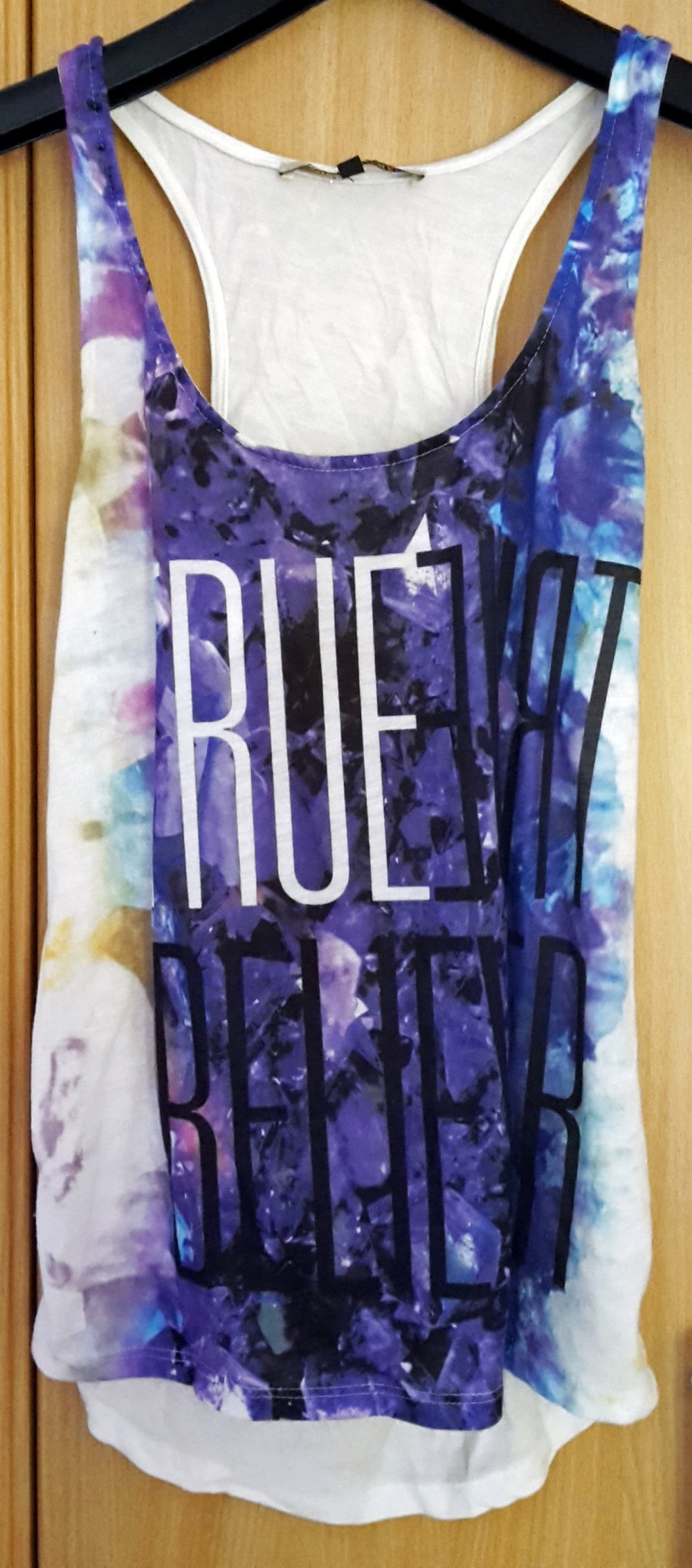 Top mit Aufschrift „True believer“