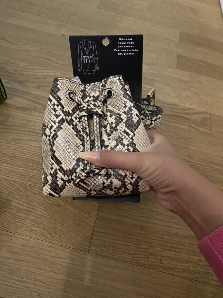 Neue Gürteltasche von Mango 