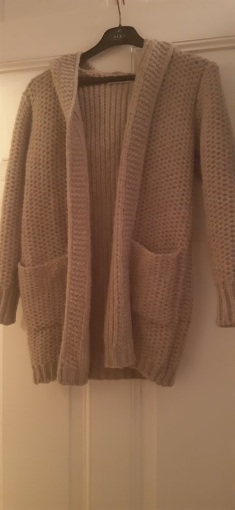 Warmes Strickjäcklein mit Kapuze