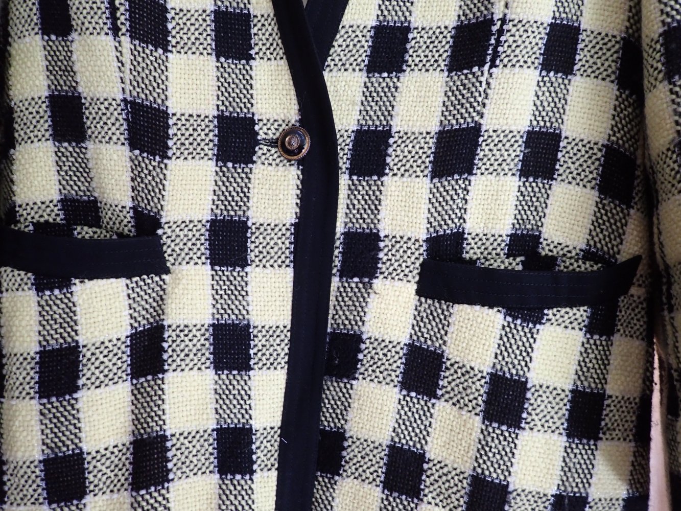 schwarz-gelbes Kostüm