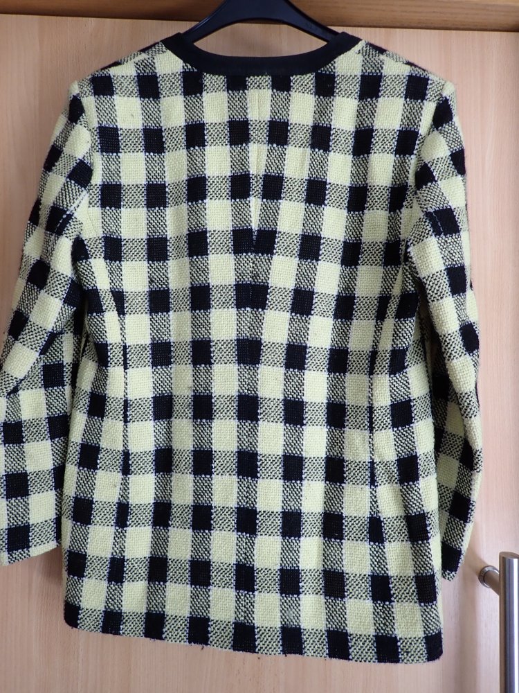 schwarz-gelbes Kostüm