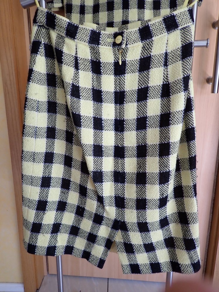 schwarz-gelbes Kostüm