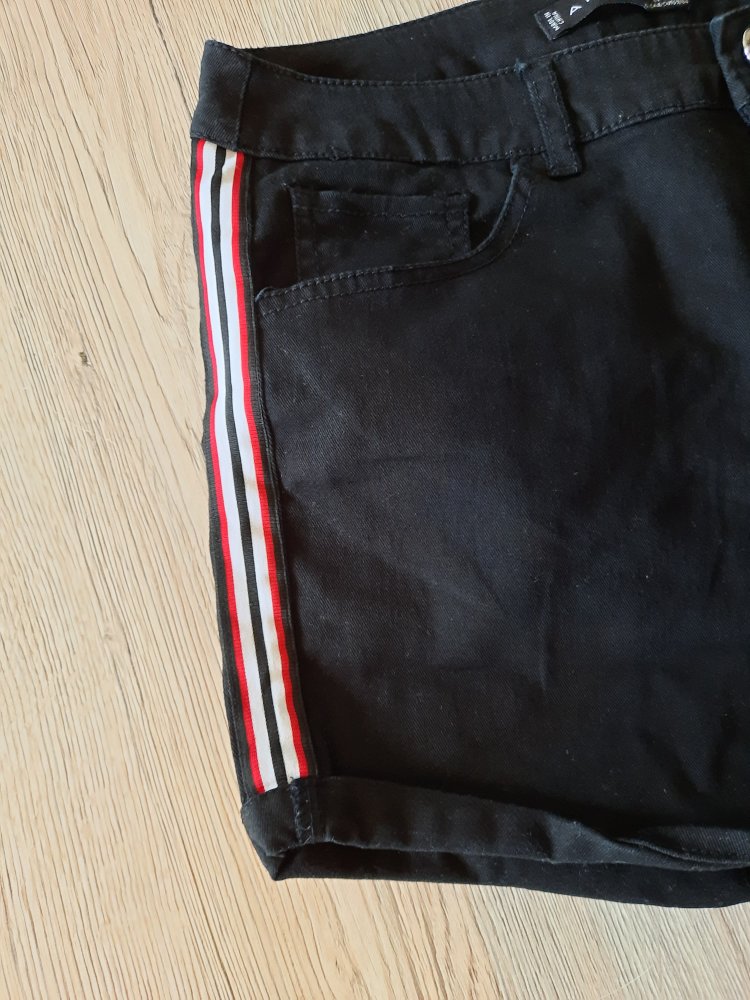 Damen schwarze Shorts mit Streifen Gr. 34