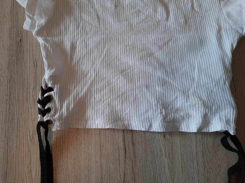 Bauchfreies T-Shirt mit Schleifen