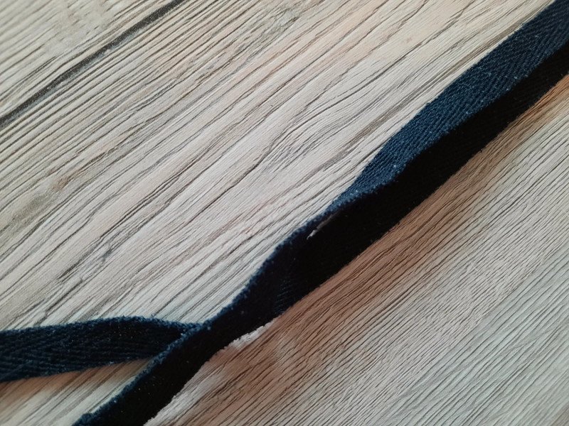 Bauchfreies T-Shirt mit Schleifen