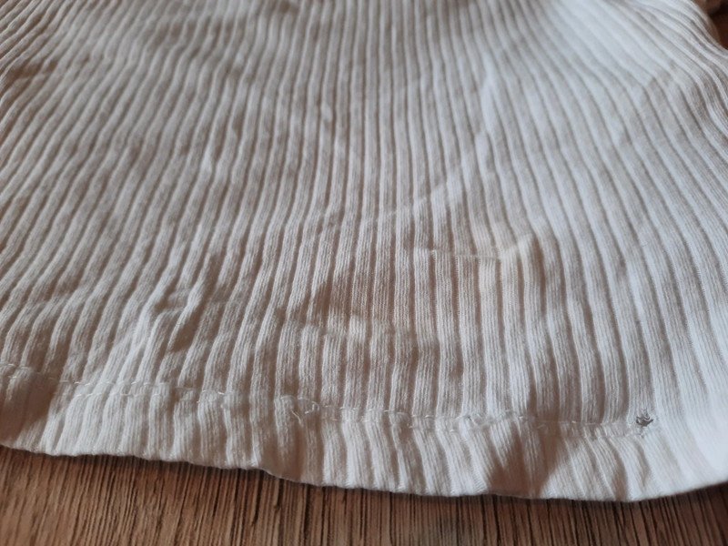 Bauchfreies T-Shirt mit Schleifen