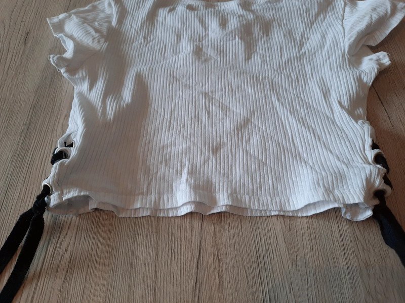 Bauchfreies T-Shirt mit Schleifen