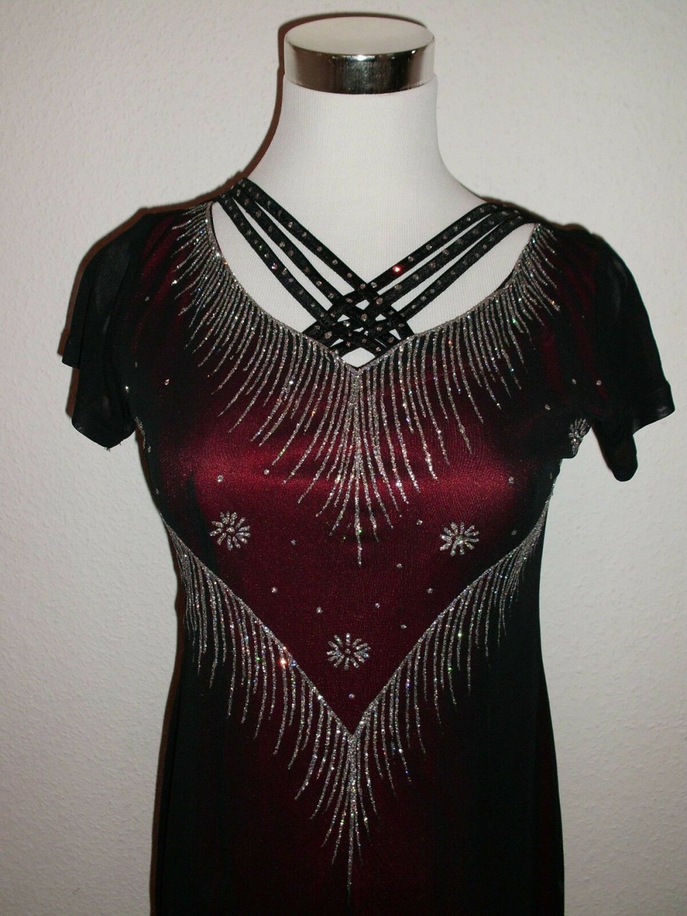 Abendkleid Schwarz mit roten Unterstoff und Glitzer