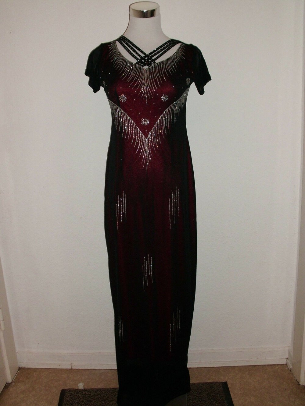 Abendkleid Schwarz mit roten Unterstoff und Glitzer