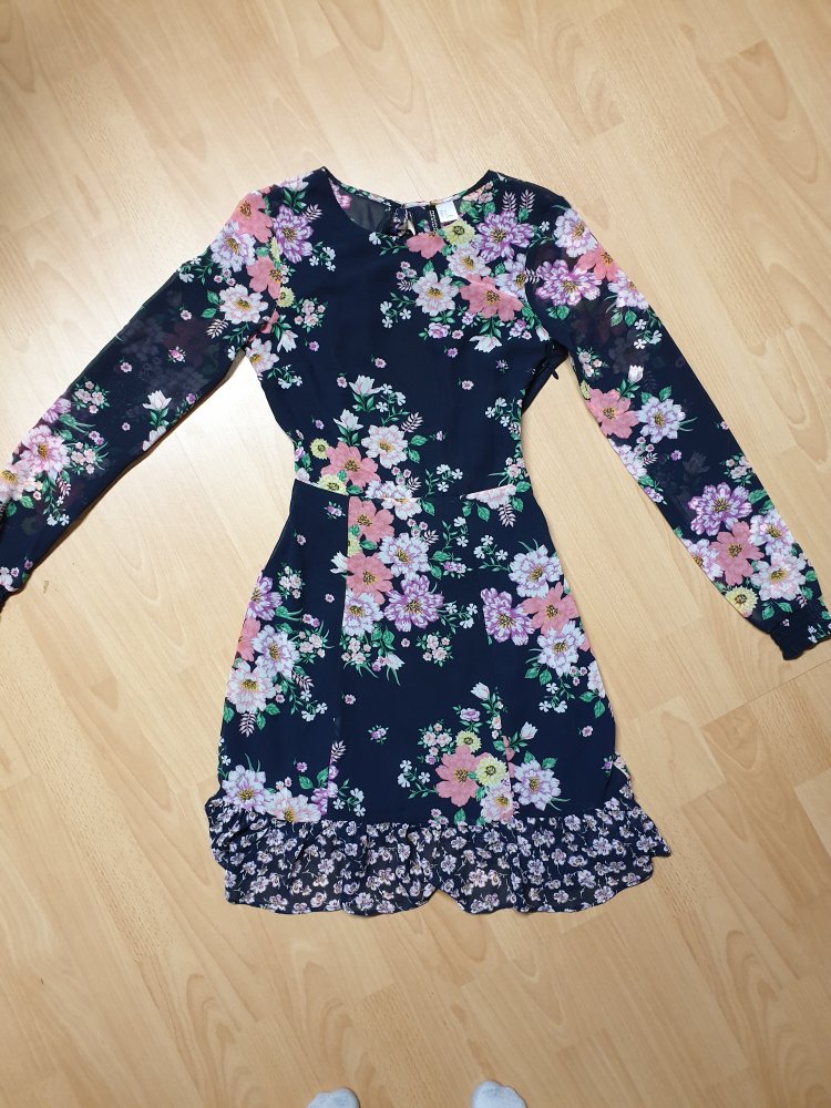 Blumenkleid mit tiefem Rückenausschnitt