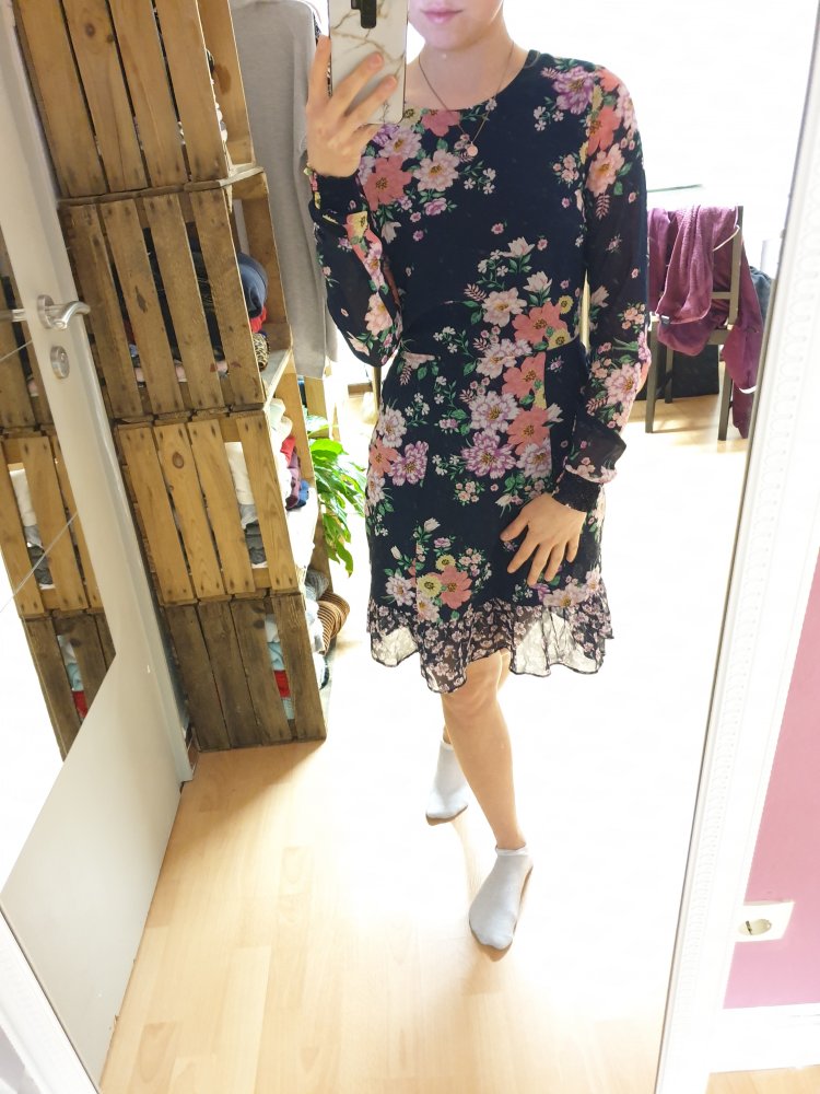 Blumenkleid mit tiefem Rückenausschnitt