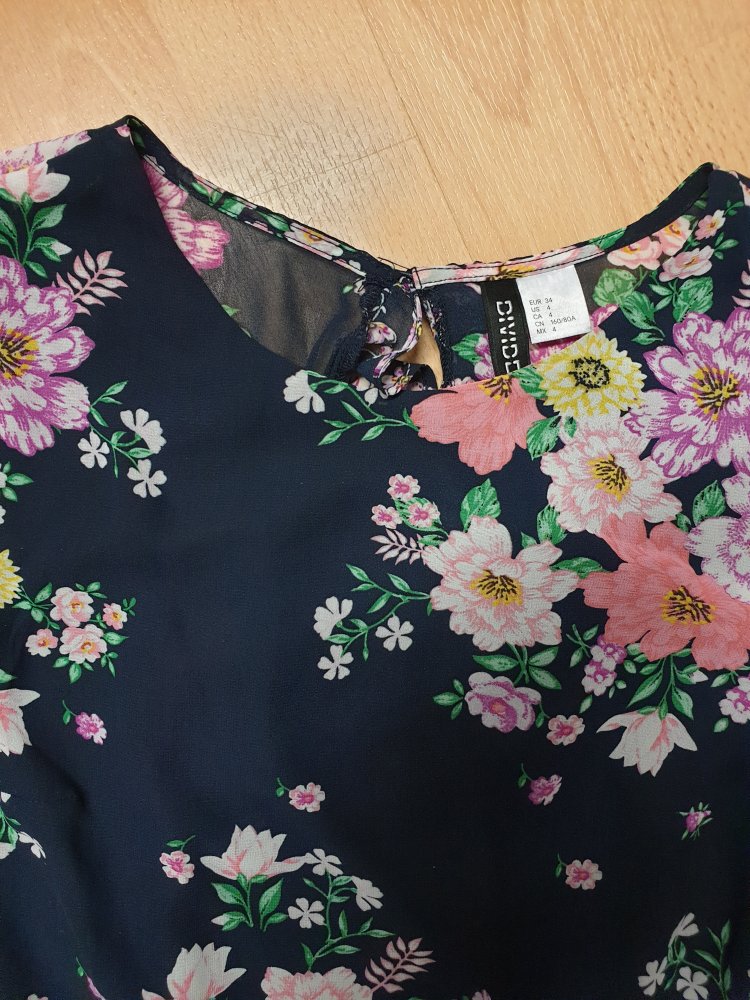 Blumenkleid mit tiefem Rückenausschnitt