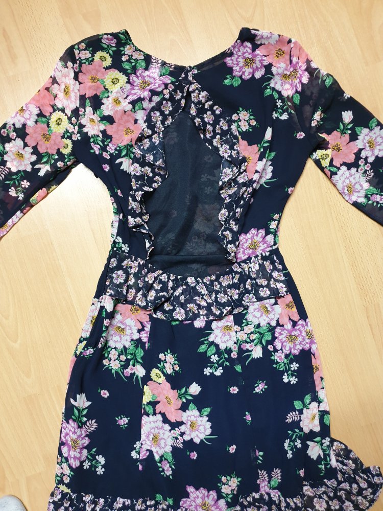 Blumenkleid mit tiefem Rückenausschnitt