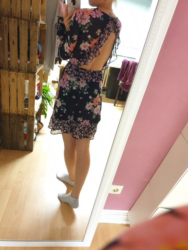 Blumenkleid mit tiefem Rückenausschnitt