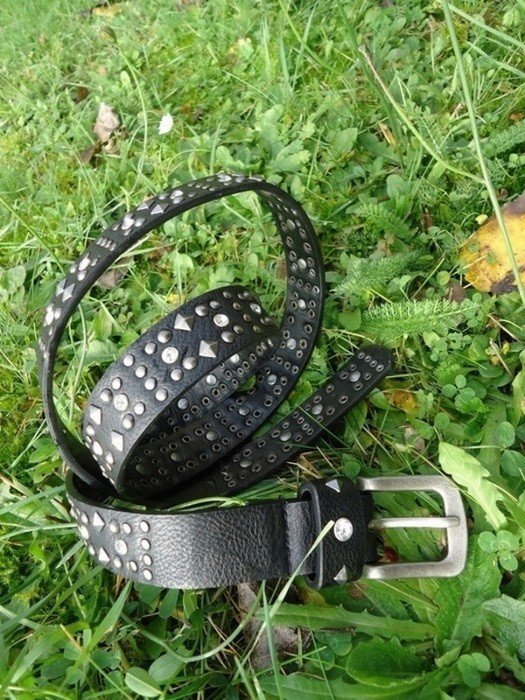   Der schmale Taillengürtel mit Metallschließe 