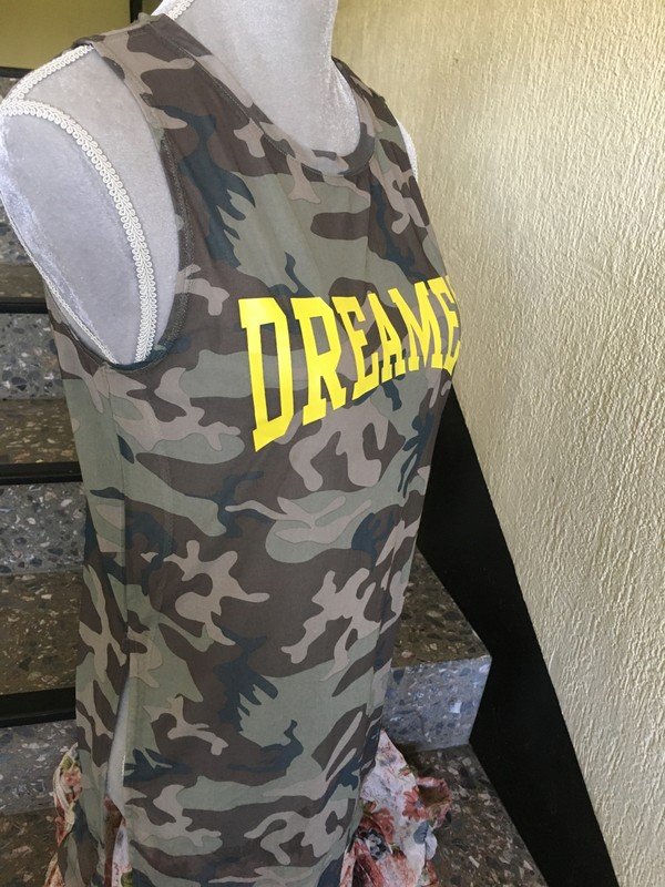 Leicht transparentes ärmelloses T-Shirt