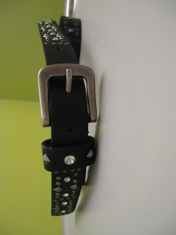   Der schmale Taillengürtel mit Metallschließe 