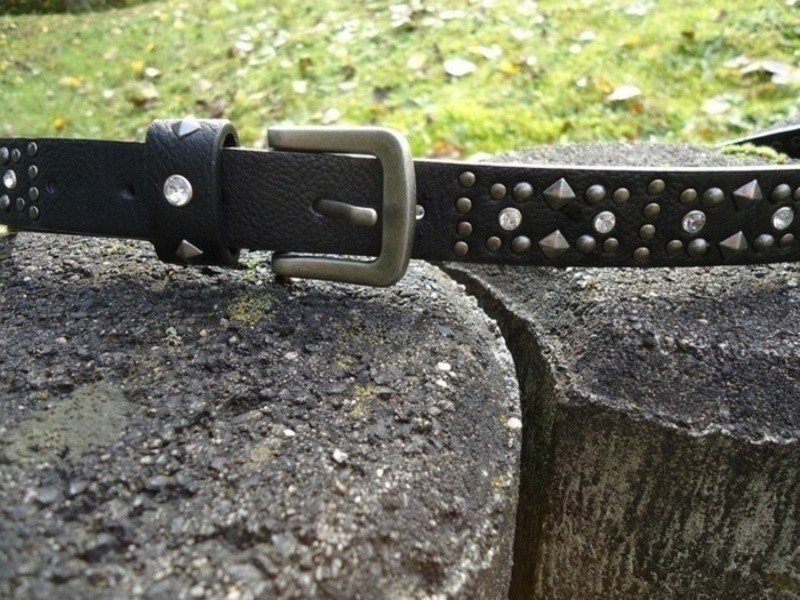   Der schmale Taillengürtel mit Metallschließe 