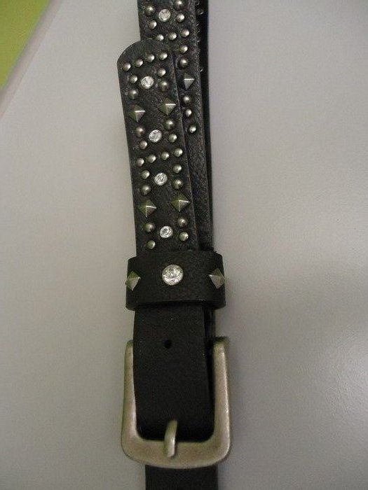   Der schmale Taillengürtel mit Metallschließe 