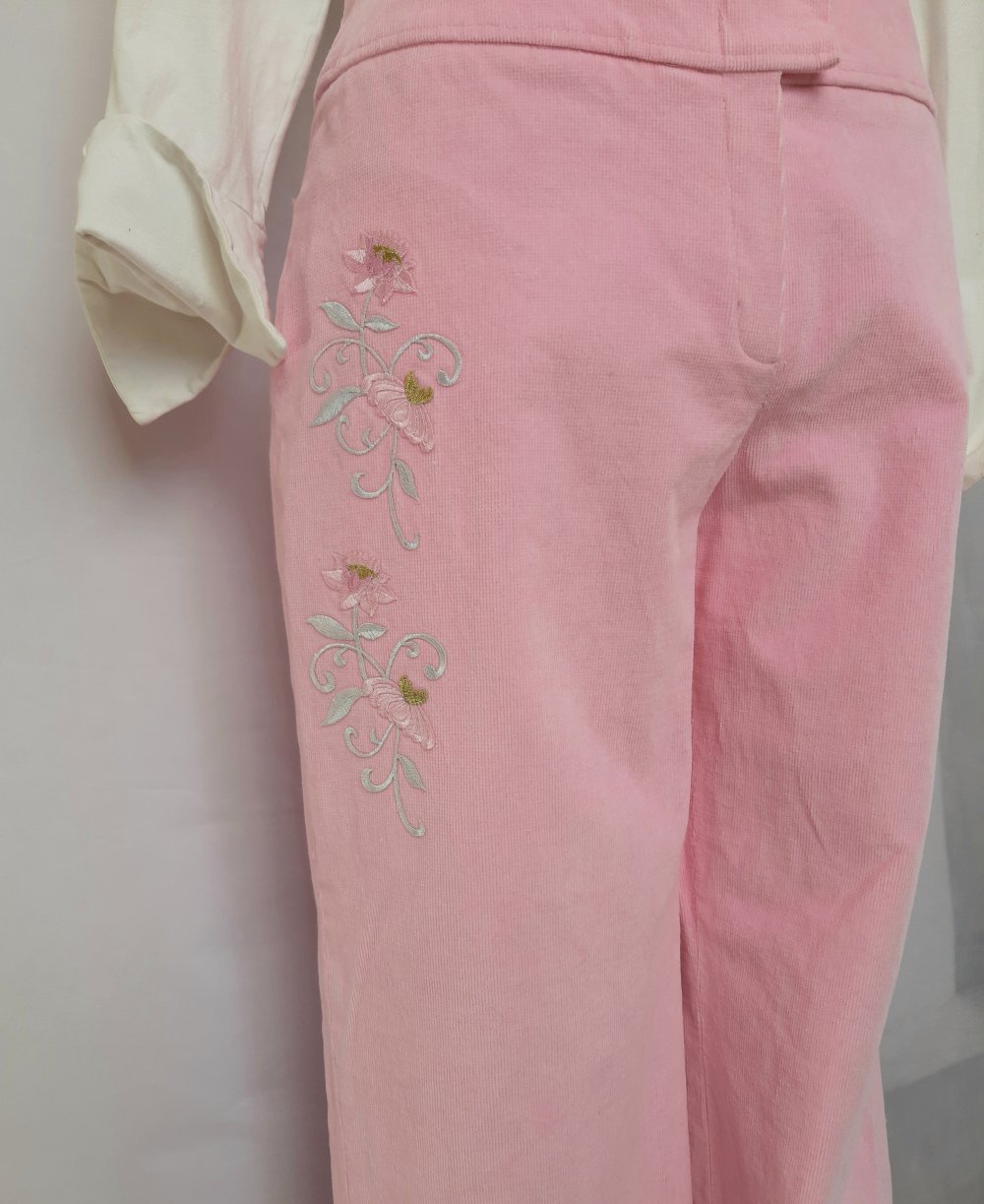 Feincordhose mit Applikation, gerade geschnitten