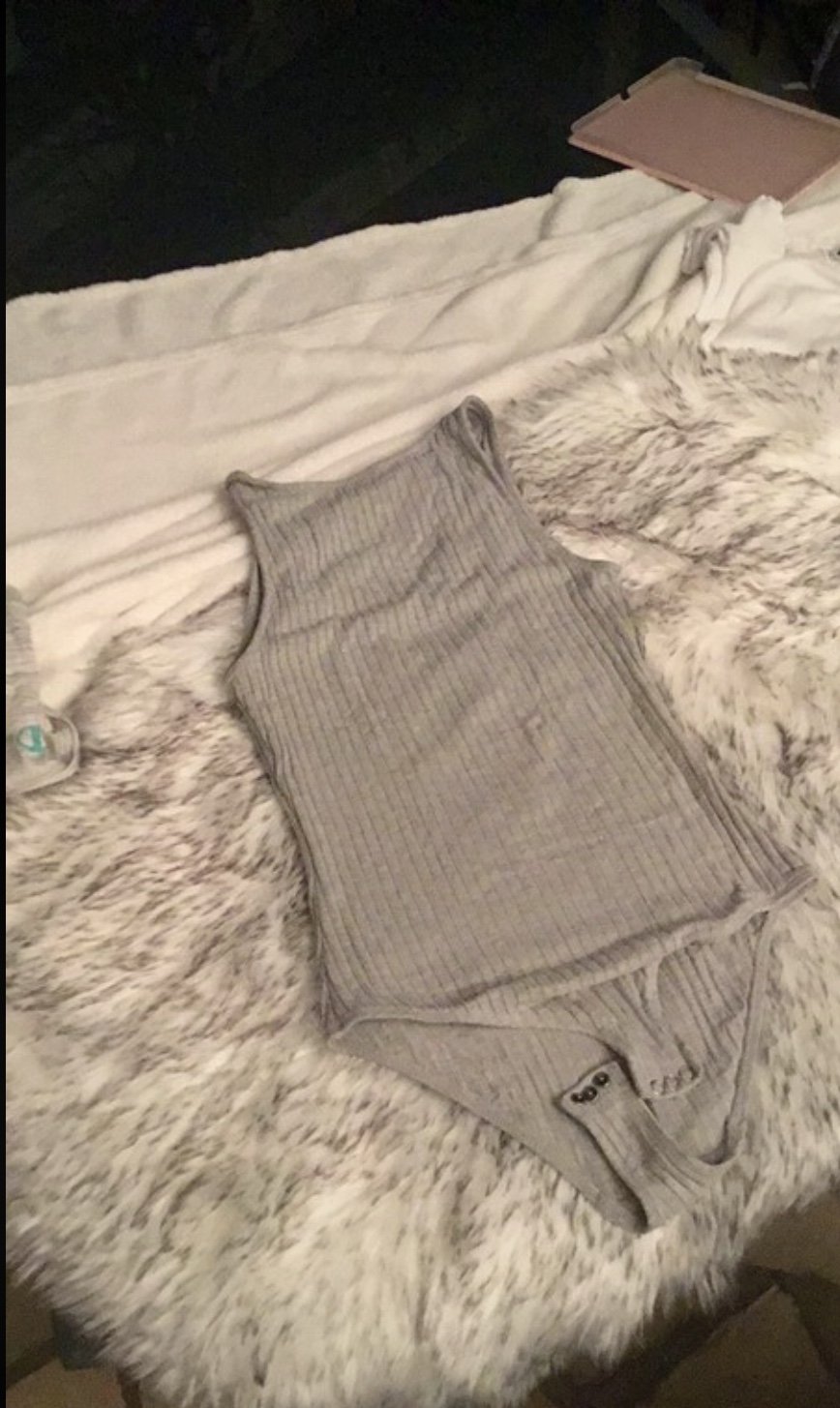 Body mit Schnürchen am Rücken 