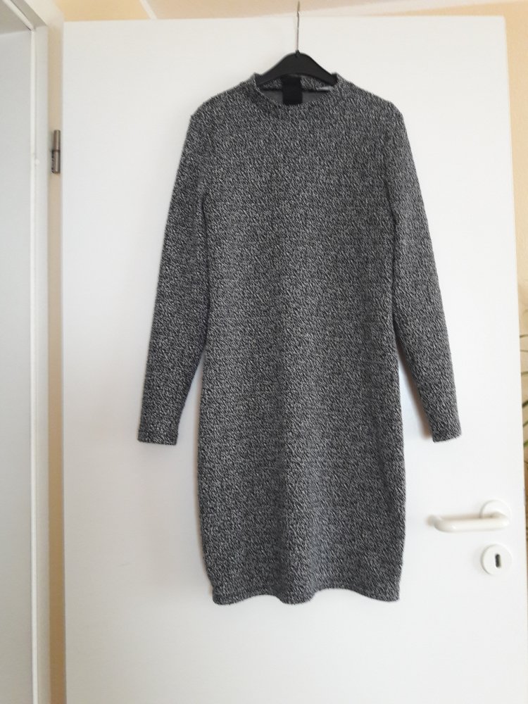 Schönes Kleid mit Stehkragen